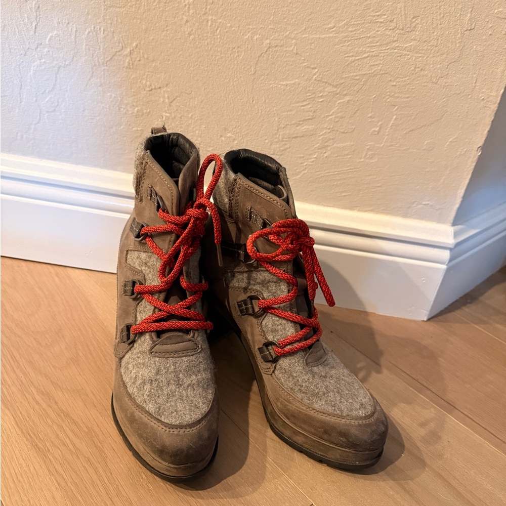 Sorel Women's Brown and Red Ankle Boots